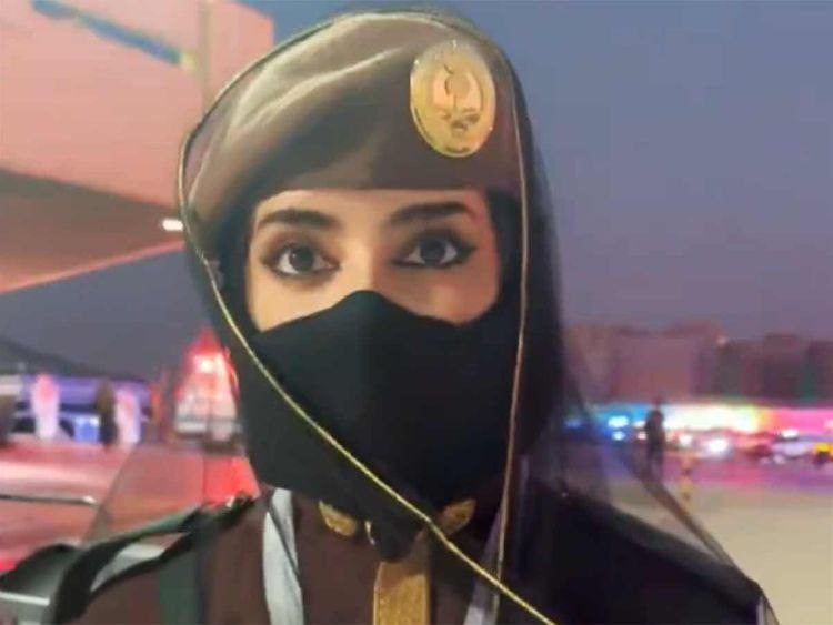沙特阿拉伯迎来第一位女骆驼巡逻员