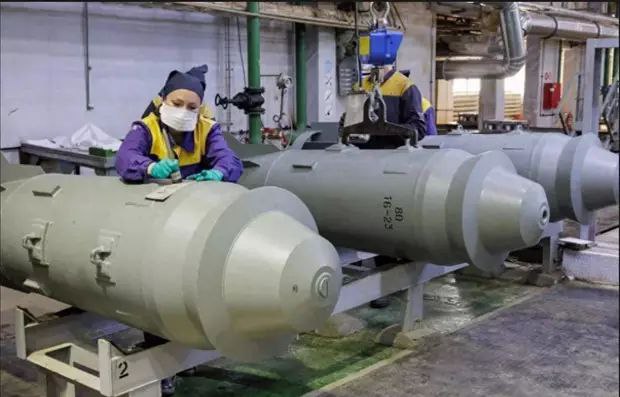 俄军加大药量3吨级巨型炸弹