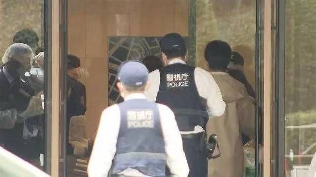 5名日本人持刀入室抢劫2名中国人，一强盗在缠斗中受伤死亡